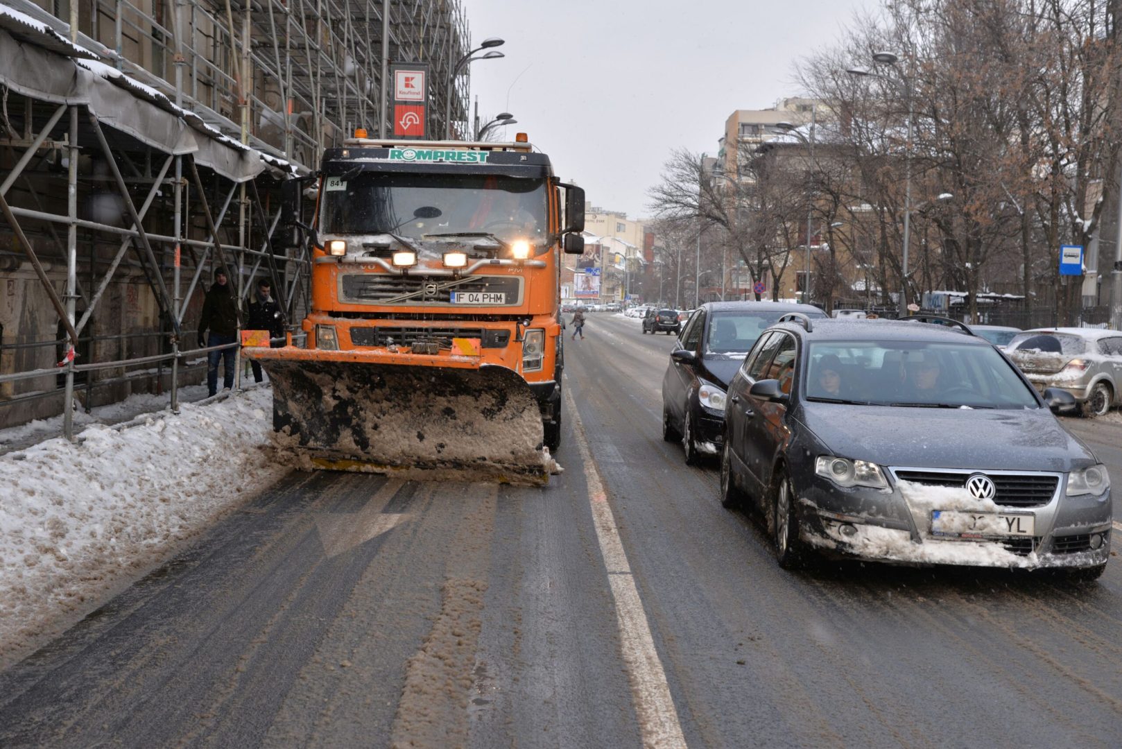 În ce condiţii este permisă depăşirea utilajelor de deszăpezire. Ce trebuie să ştie românii pentru a evita amenda