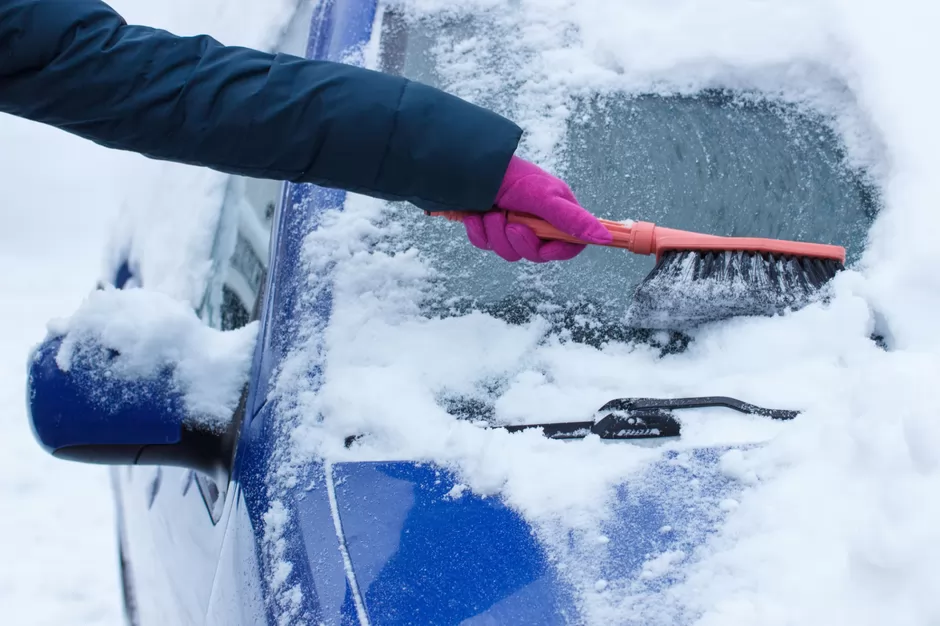 De ce nu este bine să dezgheţi maşina cu motorul pornit. Specialiştii avertizează asupra riscurilor şi oferă sfaturi utile