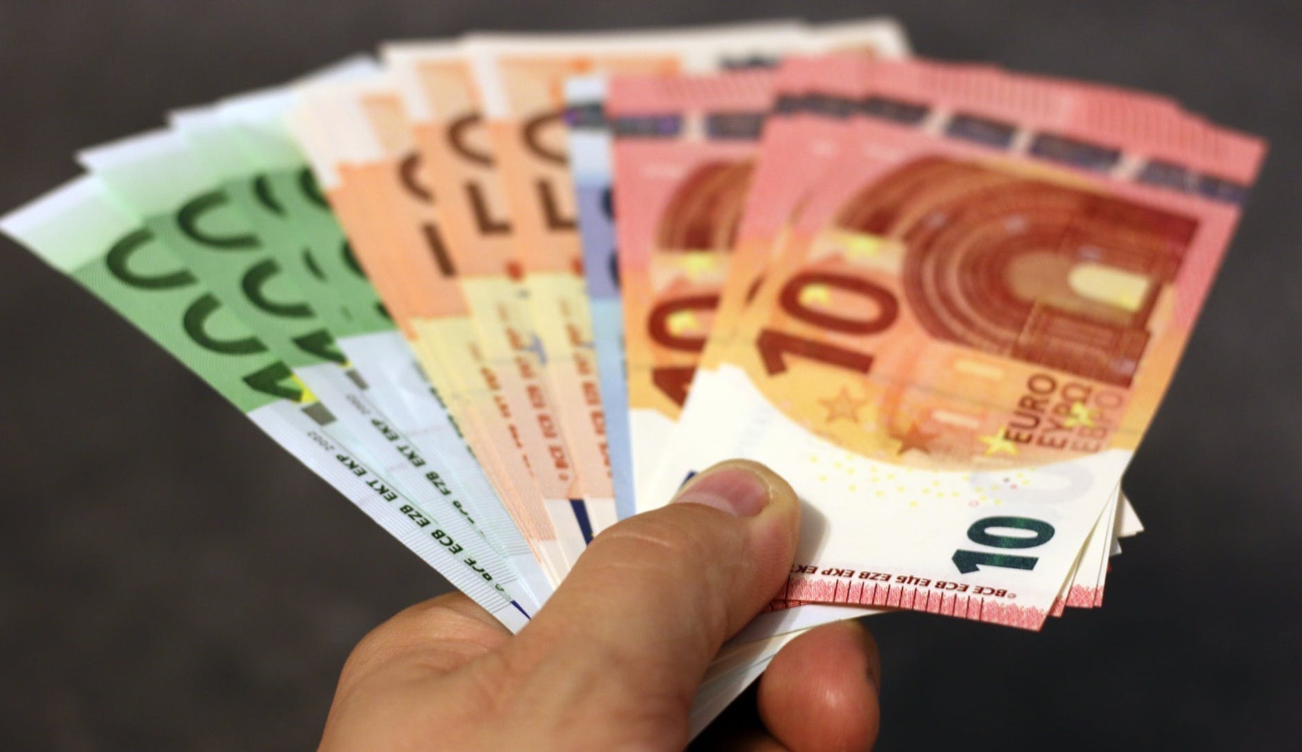 Un casier de supermarket câștigă aproape 5.000 de euro pe lună. Care e țara unde se întâmplă acest lucru