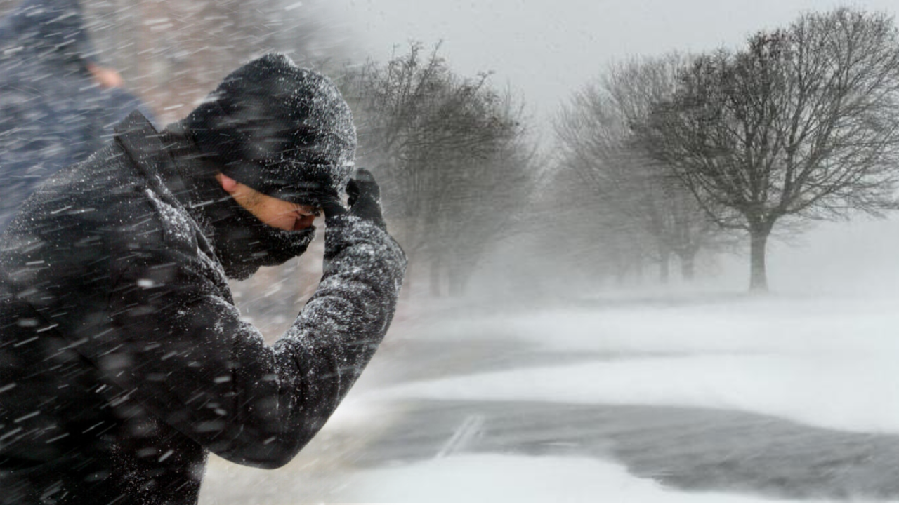 Anticiclonul de la Polul Nord face ravagii în România. Vântul suflă cu peste 100 km pe oră la munte, mai multe drumuri au fost blocate