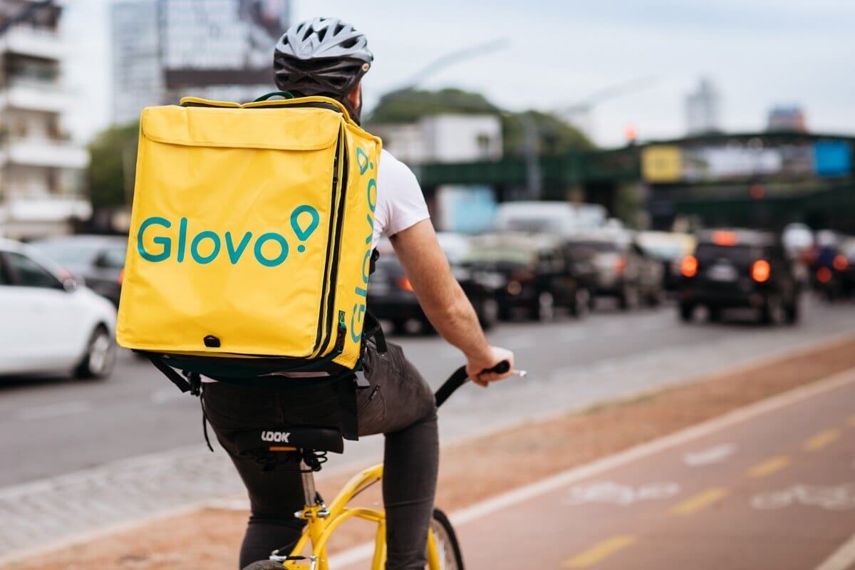 Se vinde Glovo România. Delivery Hero cedează operațiunile din 14 țări
