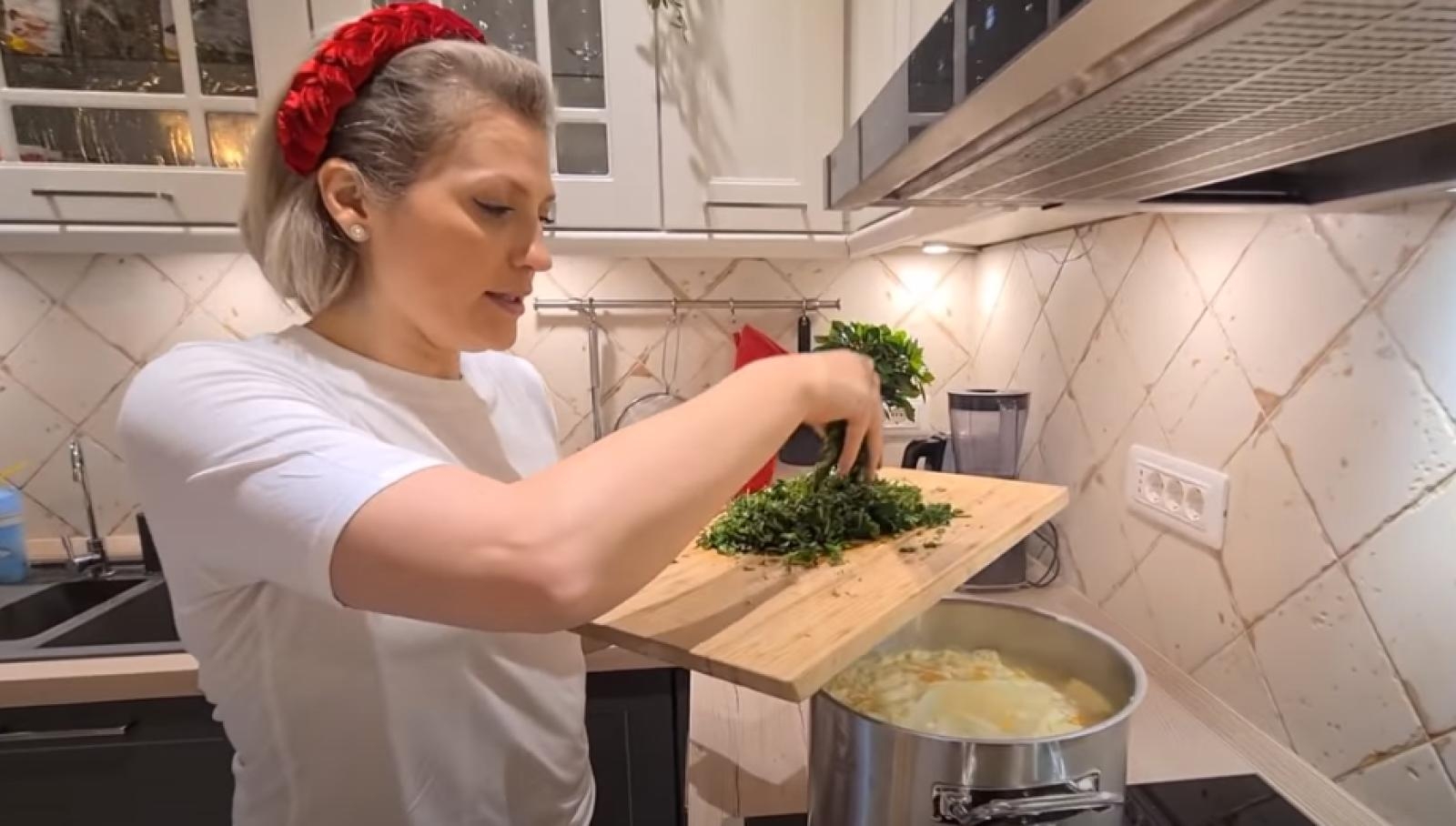 Mirela Vaida, rețeta de supă de pui cu tăieței de casă. E preferata copiilor ei. „Vitamine, culoare și un gust foarte bun”
