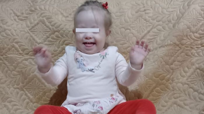 Măriuţa avea două găuri în inimă. La un an de la operația pe cord deschis, micuţa din Bucovina  se uită la desene animate cu Masha