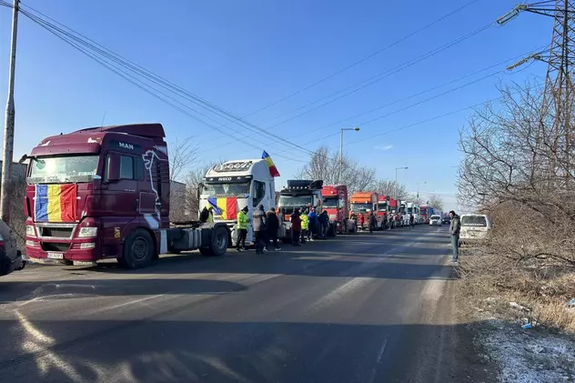 Drumuri blocate în mai multe județe. Fermierii și transportatorii au ieșit să protesteze nemulțumiți de taxe, dar și de prețul combustibilului