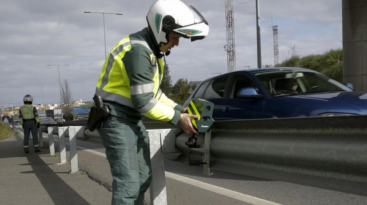 Un nou truc pentru evitarea radarelor auto se răspândeşte în toată Europa. Ce riscă şoferii care sunt prinşi