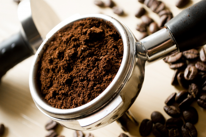 De ce să pui zaț de cafea în toaletă. Nu mulți știau de acest truc, iată de ce poate face minuni