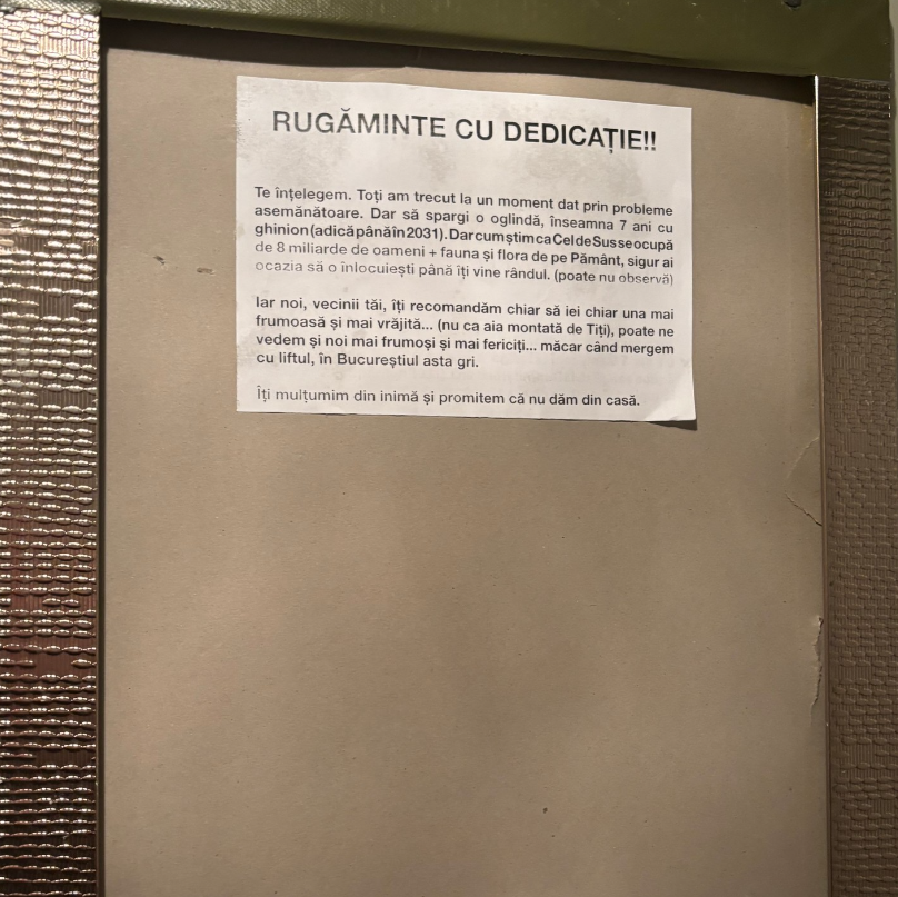 Cea mai drăguță rugăminte din București pentru vecinul care a spart oglinda liftului: „Schimb-o până nu observă Cel de Sus”