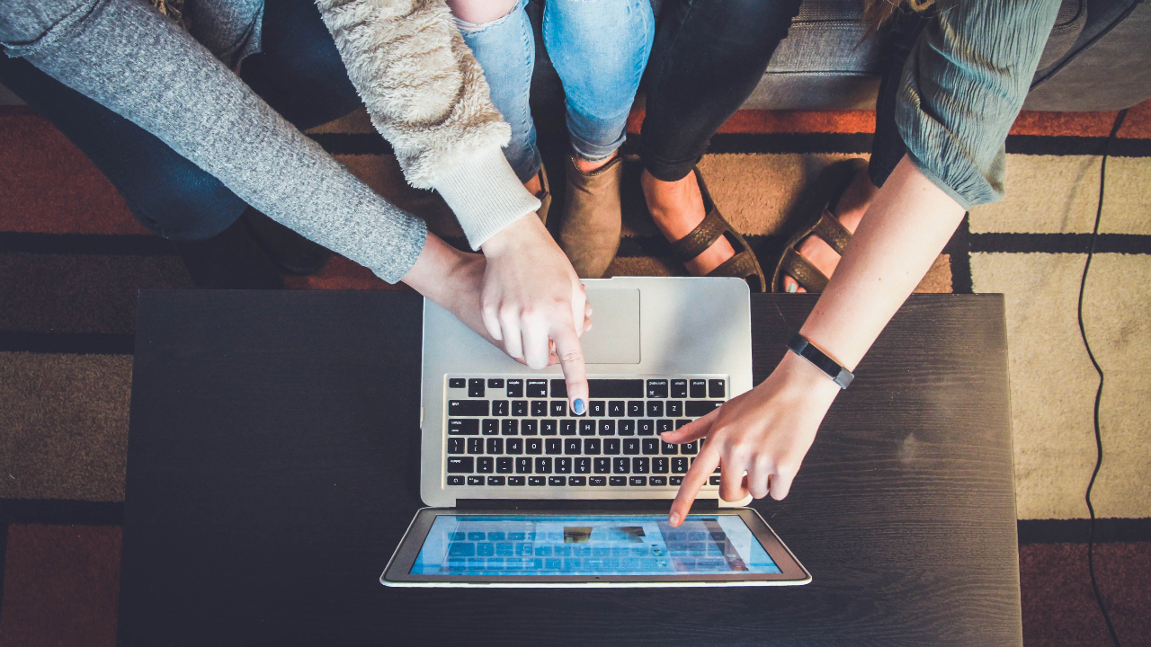 Gen Z își negociază salariile cu ajutorul inteligenței artificiale. Tinerii au ajuns să ceară sfaturi de la ChatGPT, în speranța unui trai mai bun: „Nu m-am putut abține”