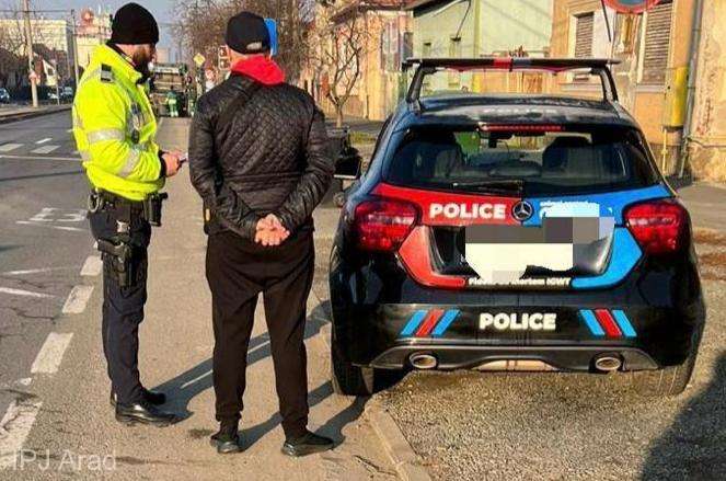 Un șofer din Arad și-a vopsit autoturismul în culorile mașinii de poliție. Ce s-a întâmplat când l-au oprit adevărații polițiști