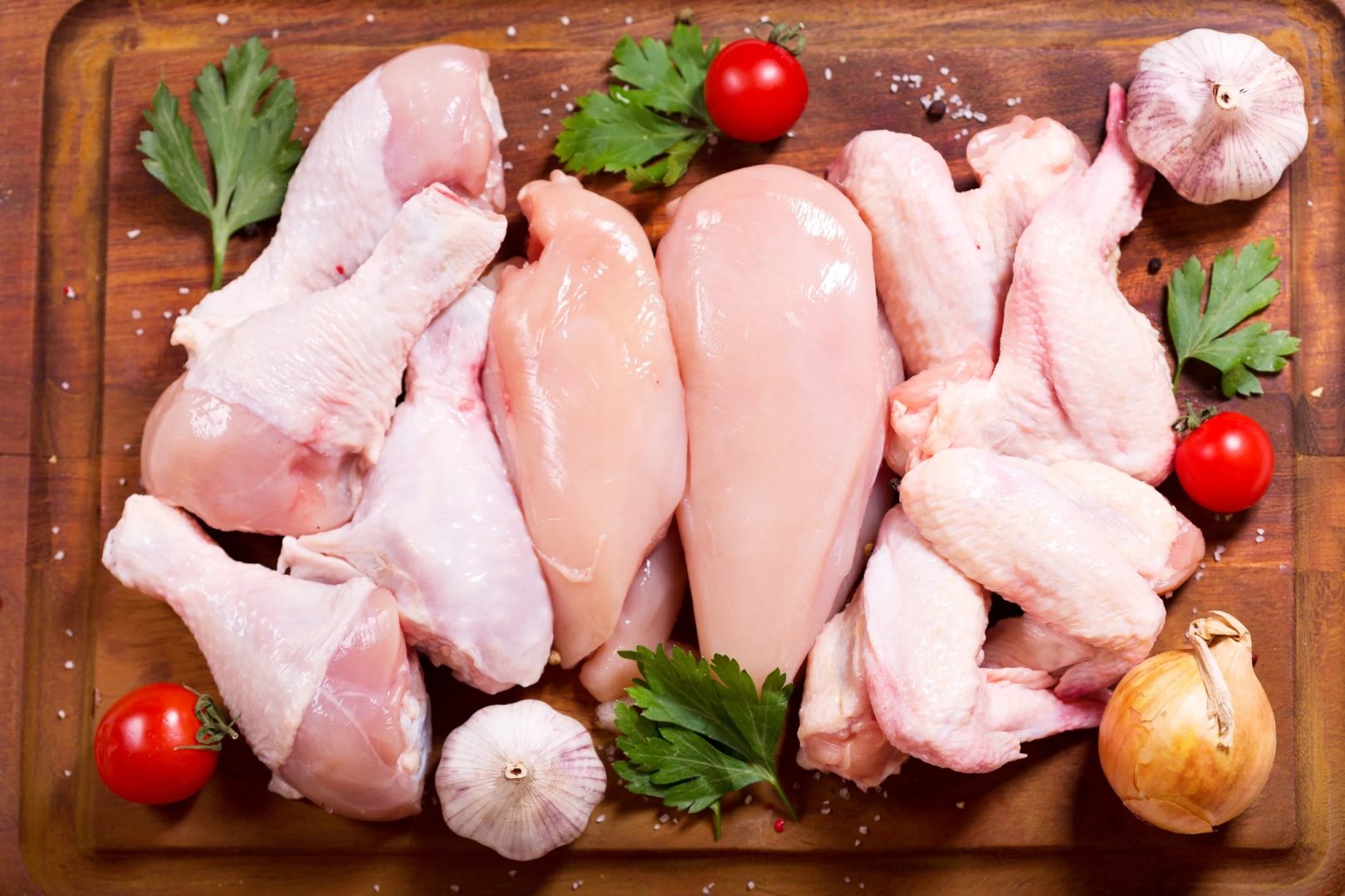 Carnea de pui, în topul preferințelor românilor. Este prezentă pe mese în mai multe zile din săptămână, mai mult decât cea de porc sau vită