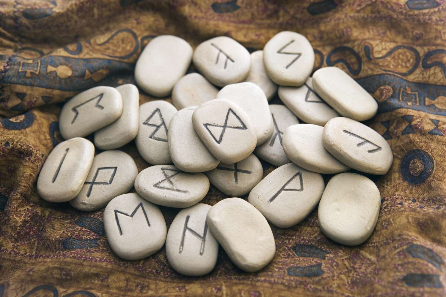 Horoscop rune 9 aprilie 2024. Eihwaz te ajută să treci peste greutăţi, Hagalaz aduce manipulări