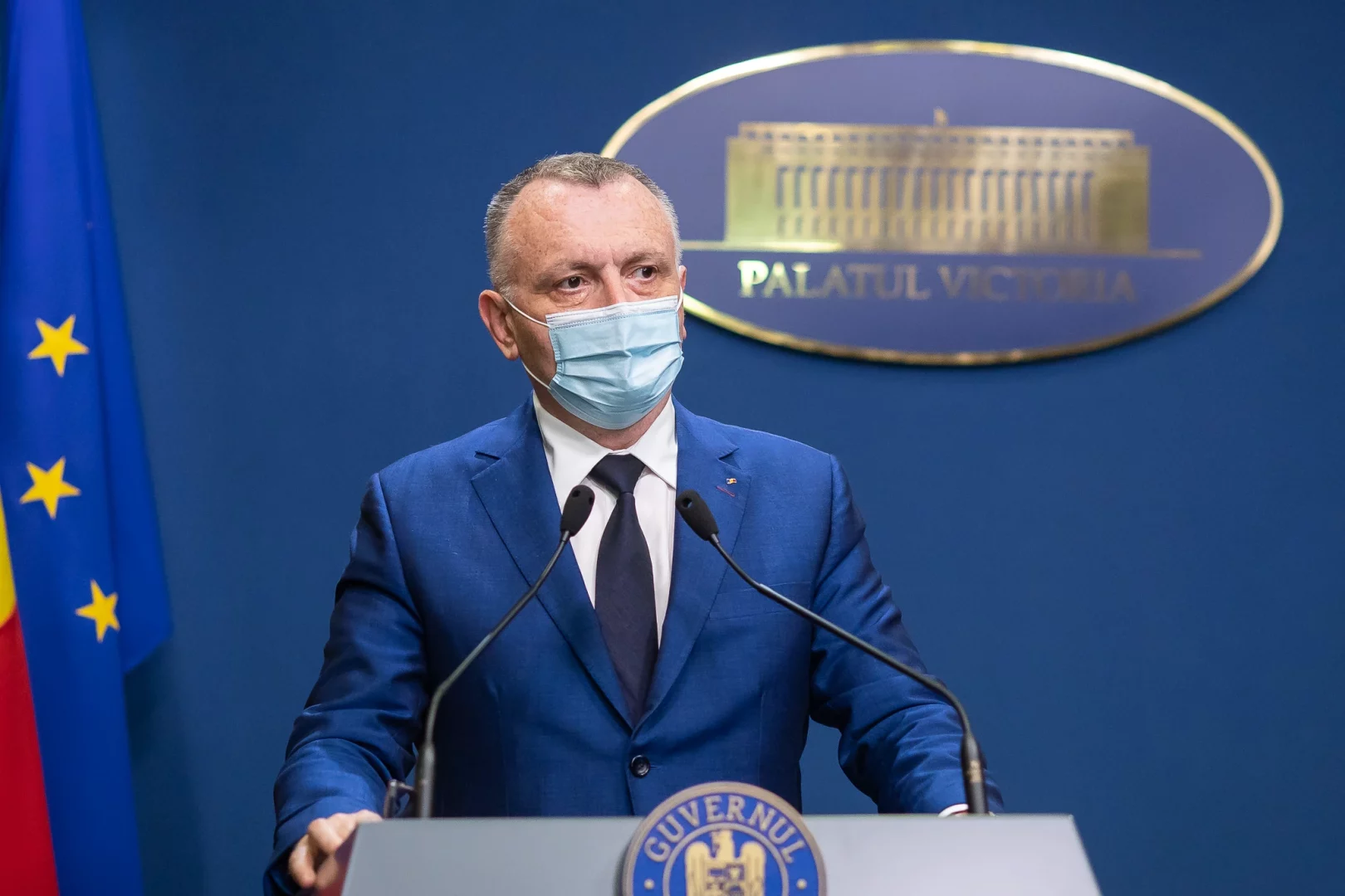 PNL înlocuieşte un „penal” cu un acuzat de plagiat. Sorin Cîmpeanu, fostul ministru al Educaţiei, gata să îi ia locul lui Iulian Dumitrescu, acuzat de DNA de luare de mită şi fals în declaraţii