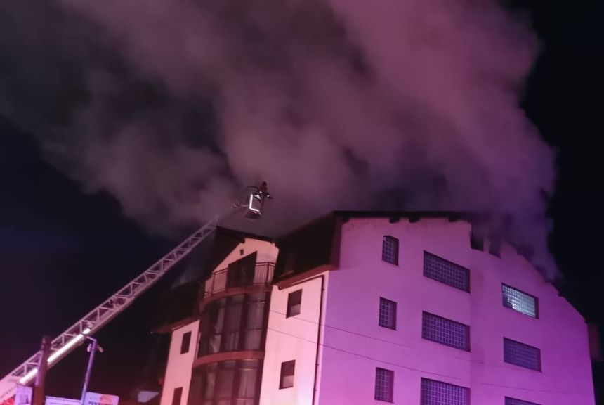 O pensiune din Călimăneşti a luat foc. Două familii s-au autoevacuat, iar un angajat a murit. Proprietarul pensiunii a ajuns la spital