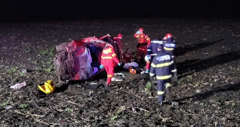 Mașină răsturnată în câmp în Galați după ce șoferul s-a speriat de o vulpe