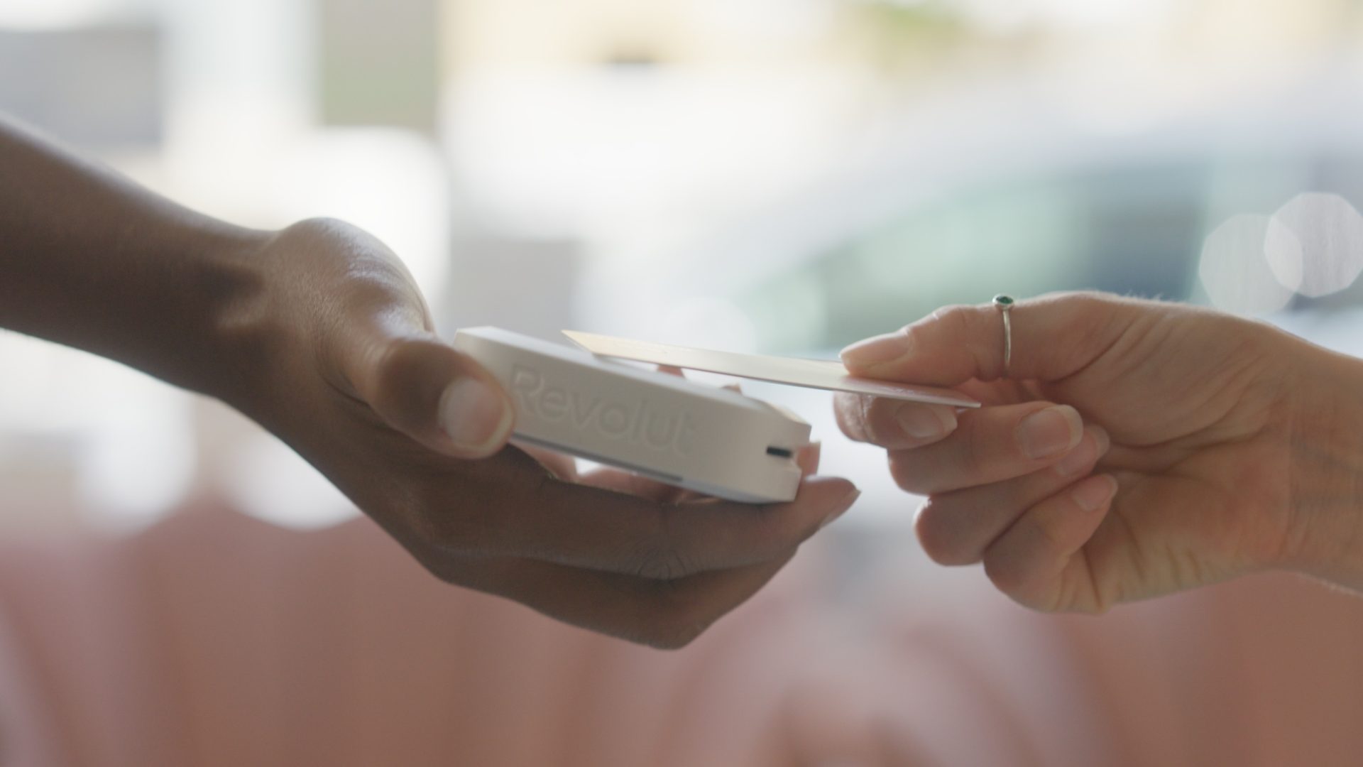 Revolut lansează și în România Revolut Reader, primul său terminal de încasare a plăților