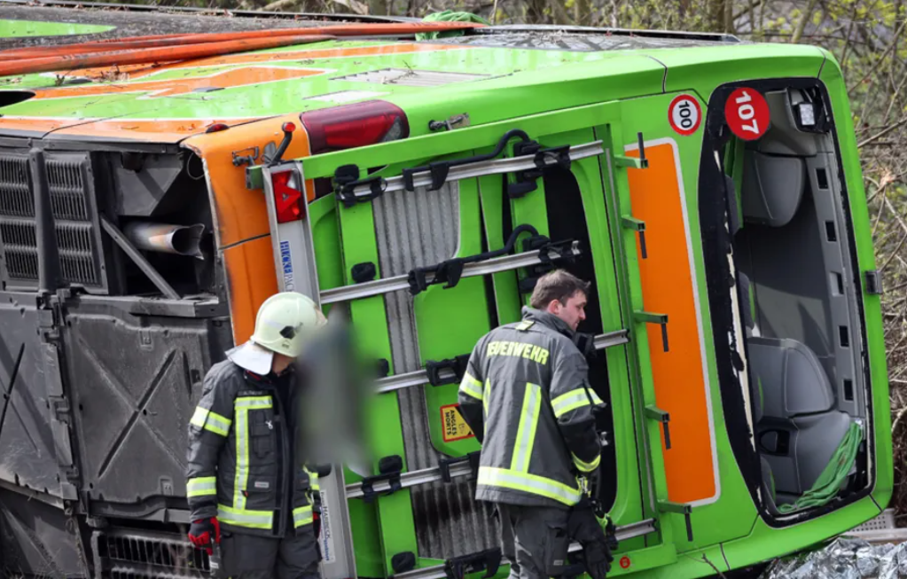 Accident grav. Cel puţin 5 oameni au murit după ce un autocar s-a răsturnat pe autostradă. Plan Roşu de Intervenţie şi la Constanţa