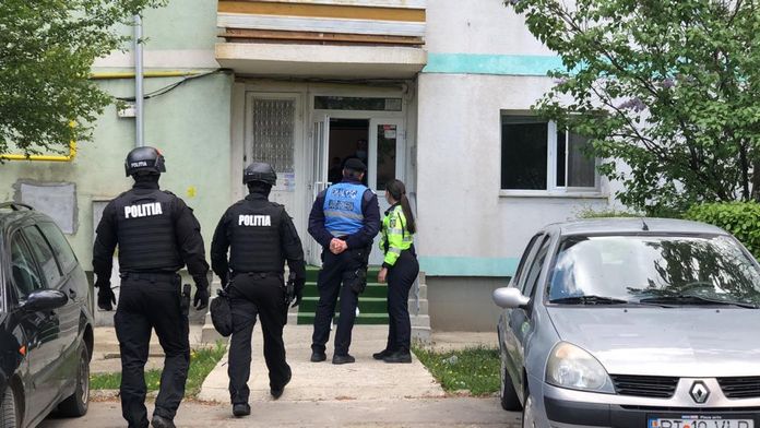 Tensiune maximă în Chitila! Un bărbat s-a baricadat în apartamentul fostei iubite şi amenință că sare de la etaj. Negociatorii încearcă să îl convingă să coboare