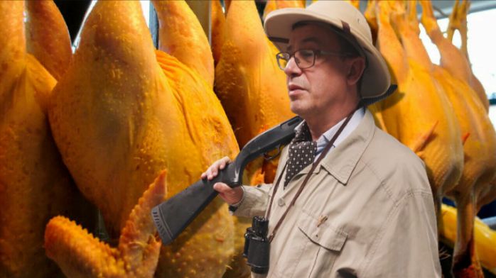 Victor Ciutacu, despre „puiul vopsit” din galantare: „Cine a mai găsit pe piață parizer cu gust de parizer să mă anunțe și pe mine unde e alimentara făgăduinței”