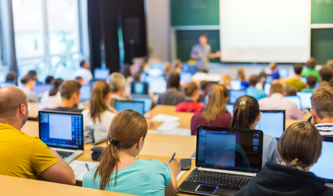 Bani de la stat pentru elevi și studenți ca să-și cumpere calculatoare. Ce actele trebuie depuse