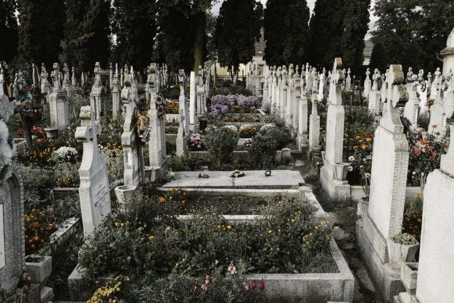 Mafia mormintelor vândute cu tot cu morți. Mii de euro pentru un loc de veci ce poate fi plătit și în rate