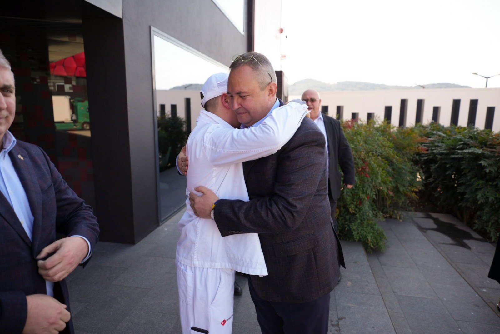 Nicolae Ciucă a strâns în brațe românii care muncesc în diaspora spaniolă. „Sunt oameni extraordinari, mândri de calitatea muncii lor”