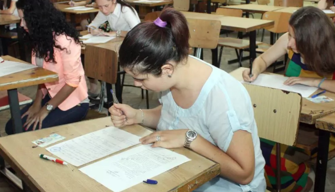 Performanță la învățătură fără meditații și posibilități financiare. Povestea Emei, o elevă din Maramureș olimpică la Română: „Pot orice îmi propun”