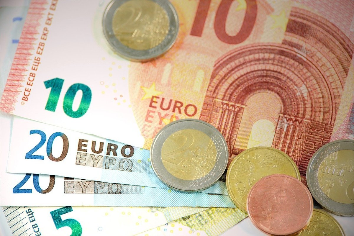 Guvernul a hotărât să mărească salariul minim. Câţi români vor primi mai mulţi bani
