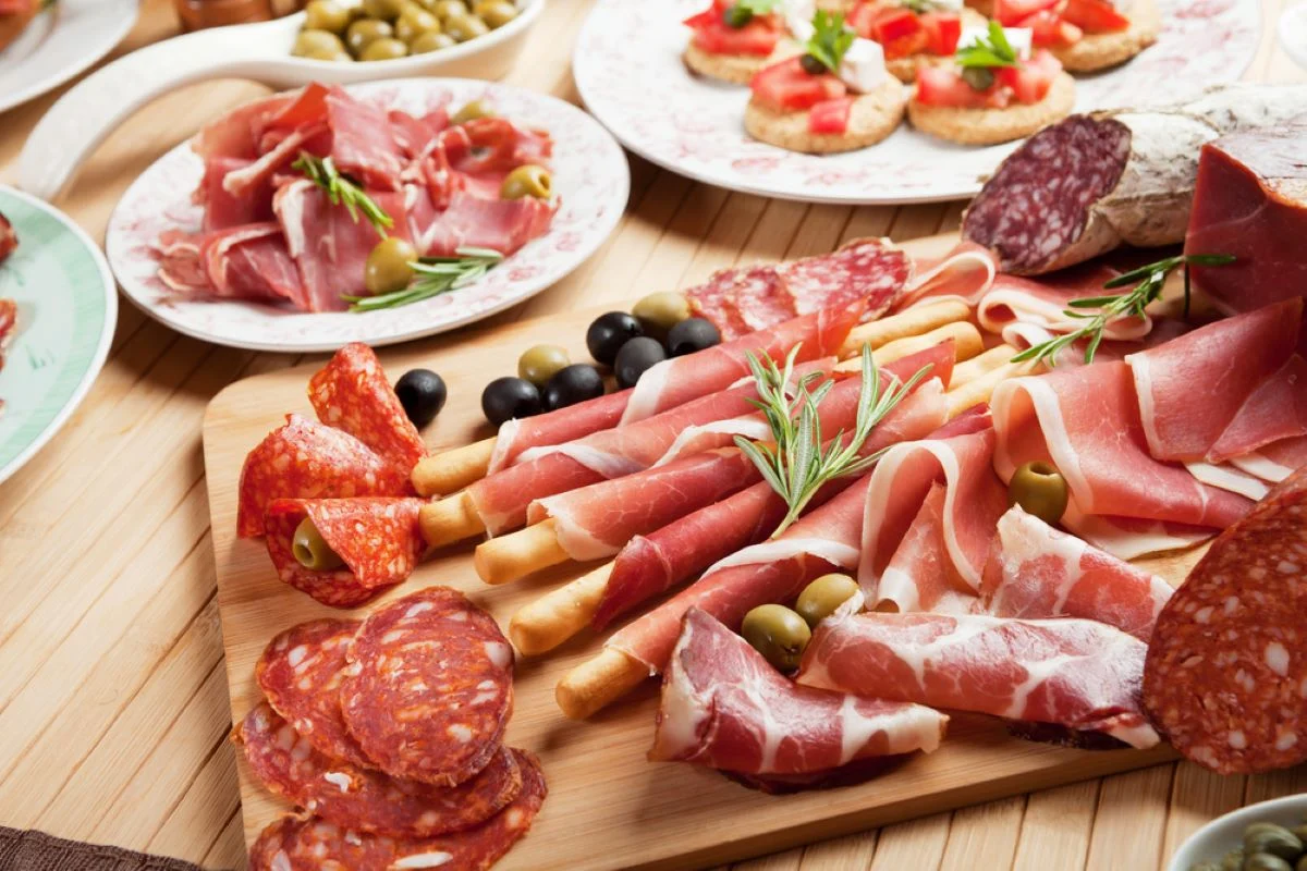 Istoria unora dintre cele mai iubite produse din carne din România. De unde se trag, de fapt, mezelurile