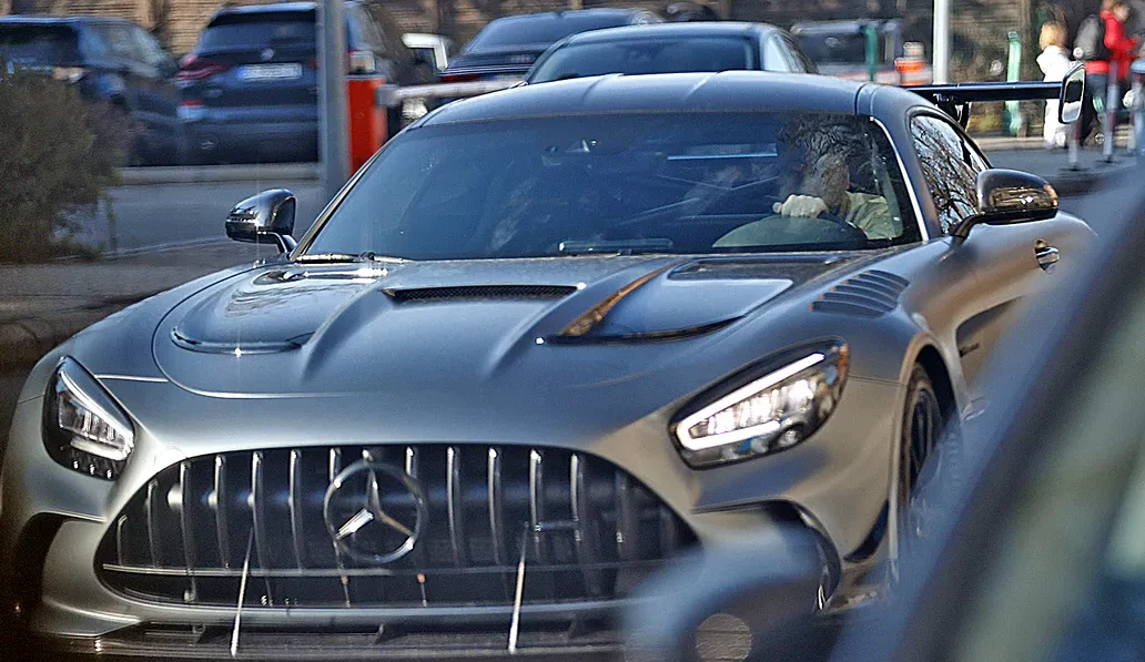 Fiul lui Cosmin Olăroiu a spart contul antrenorului cu o achiziție de lux. A dat 600.000 pe ultima fiţă de Mercedes FOTO