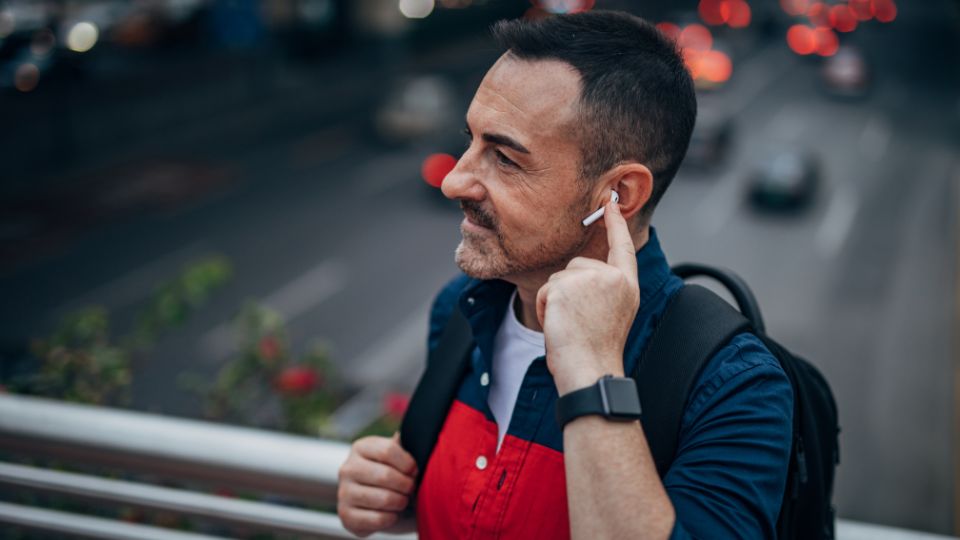 Specialiștii avertizează: riscurile folosirii îndelungate a căștilor audio. Riscurile la care ne supunem cu bunăștiință