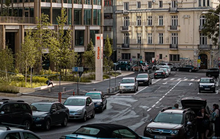 Cum poți beneficia de parcare gratuită în București, dacă ai o mașină electrică. Mulți români nu știu asta