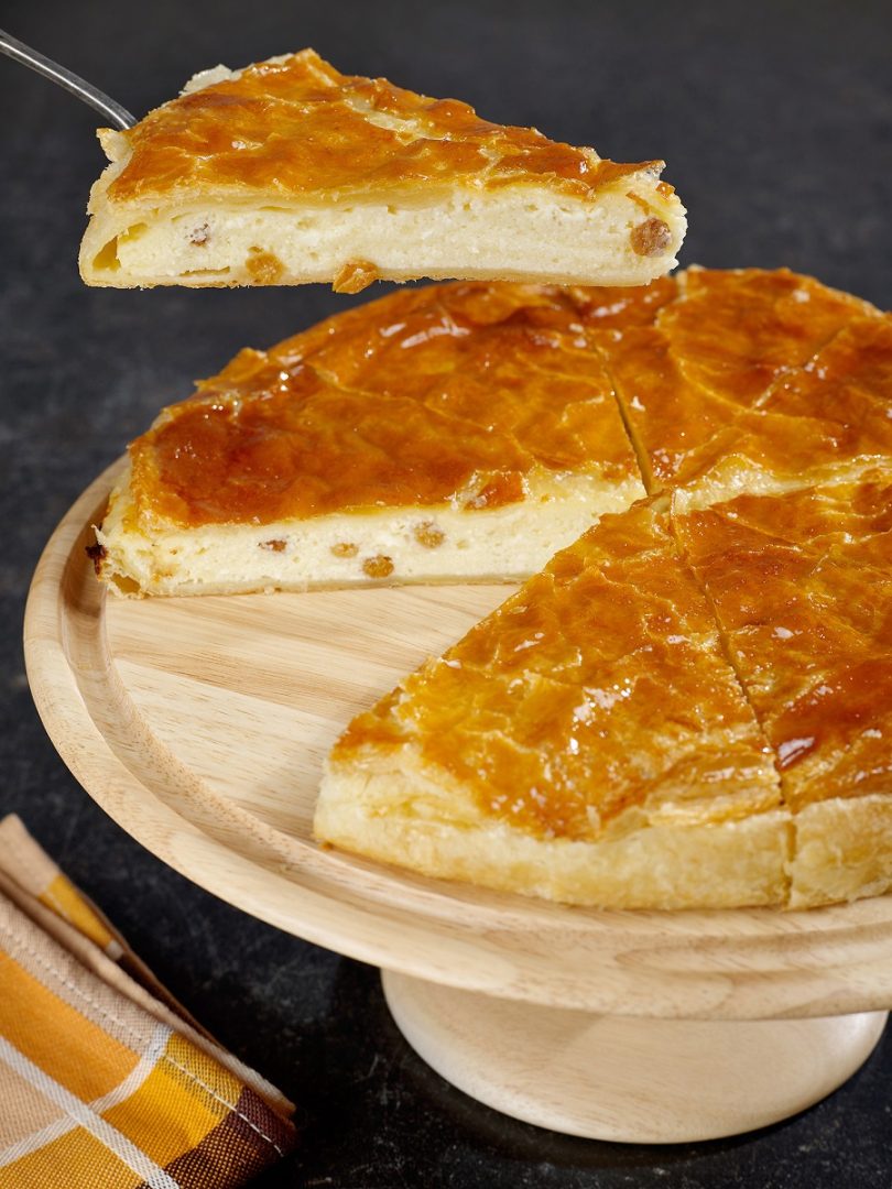 Rețeta ideală pentru Lăsata Secului. Plăcintă cu brânză dulce și stafide, un deliciu perfect pentru finalul Săptămânii Albe
