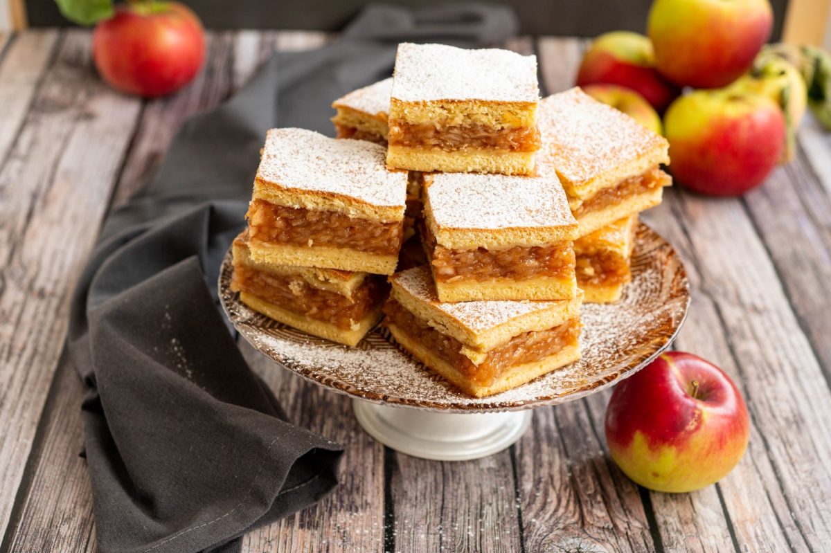 Rețetă de plăcintă cu mere. Cel mai simplu și gustos desert de post, gata în mai puțin de o oră