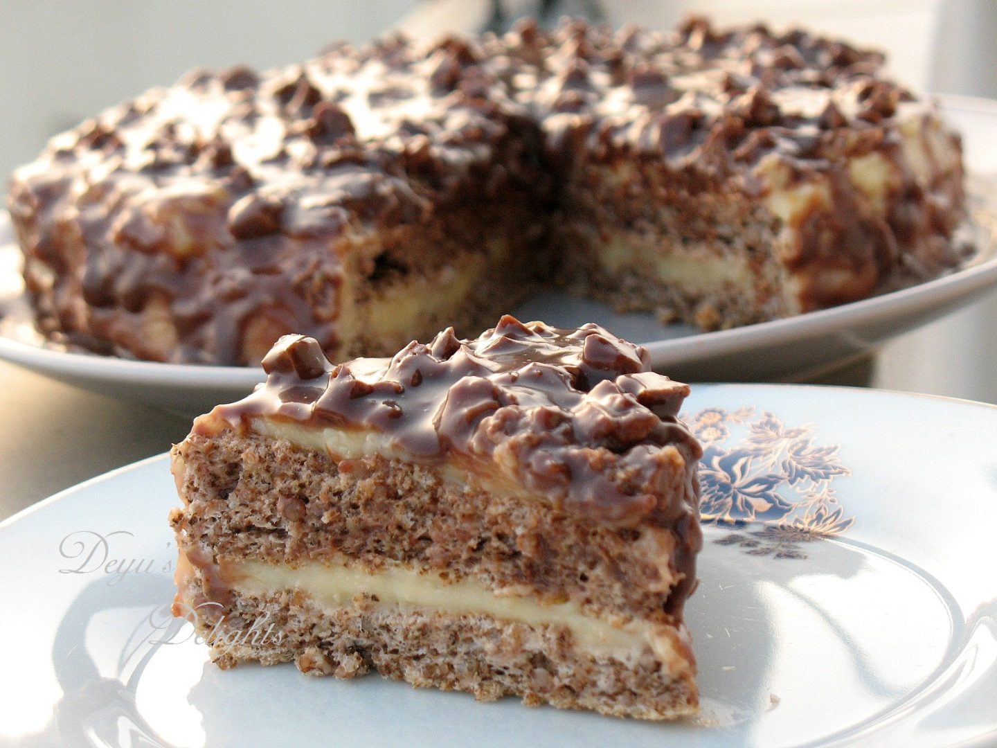 Cea mai delicioasă rețetă pentru masa de Paște! Tort cu nuci și cremă de ciocolată, un deliciu pentru familia ta. Doar bunicuțele pricepute știu să îl prepare ca la carte