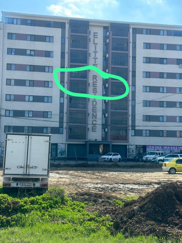 Tensiune maximă în Chitila! Un bărbat s-a baricadat în apartamentul fostei iubite şi amenință că sare de la etaj. Negociatorii încearcă să îl convingă să coboare