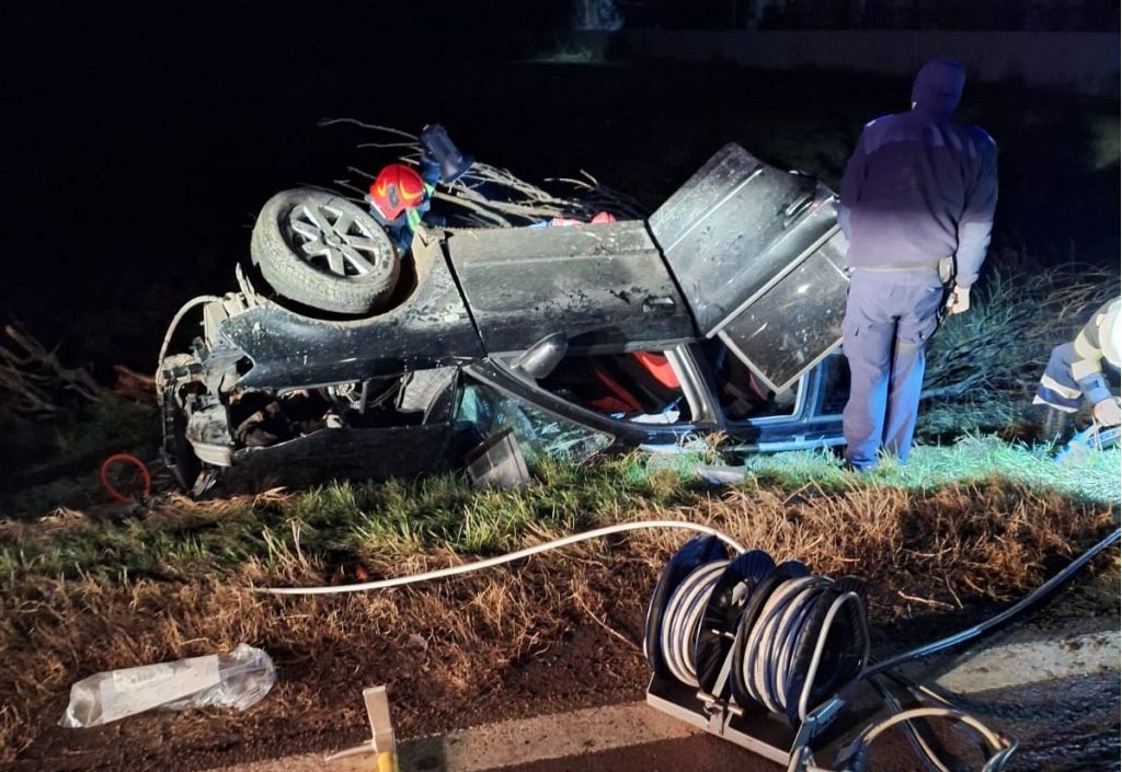 Trei adolescenţi răniţi după ce unul dintre ei a luat maşina familiei, a lovit un copac şi s-a răsturnat