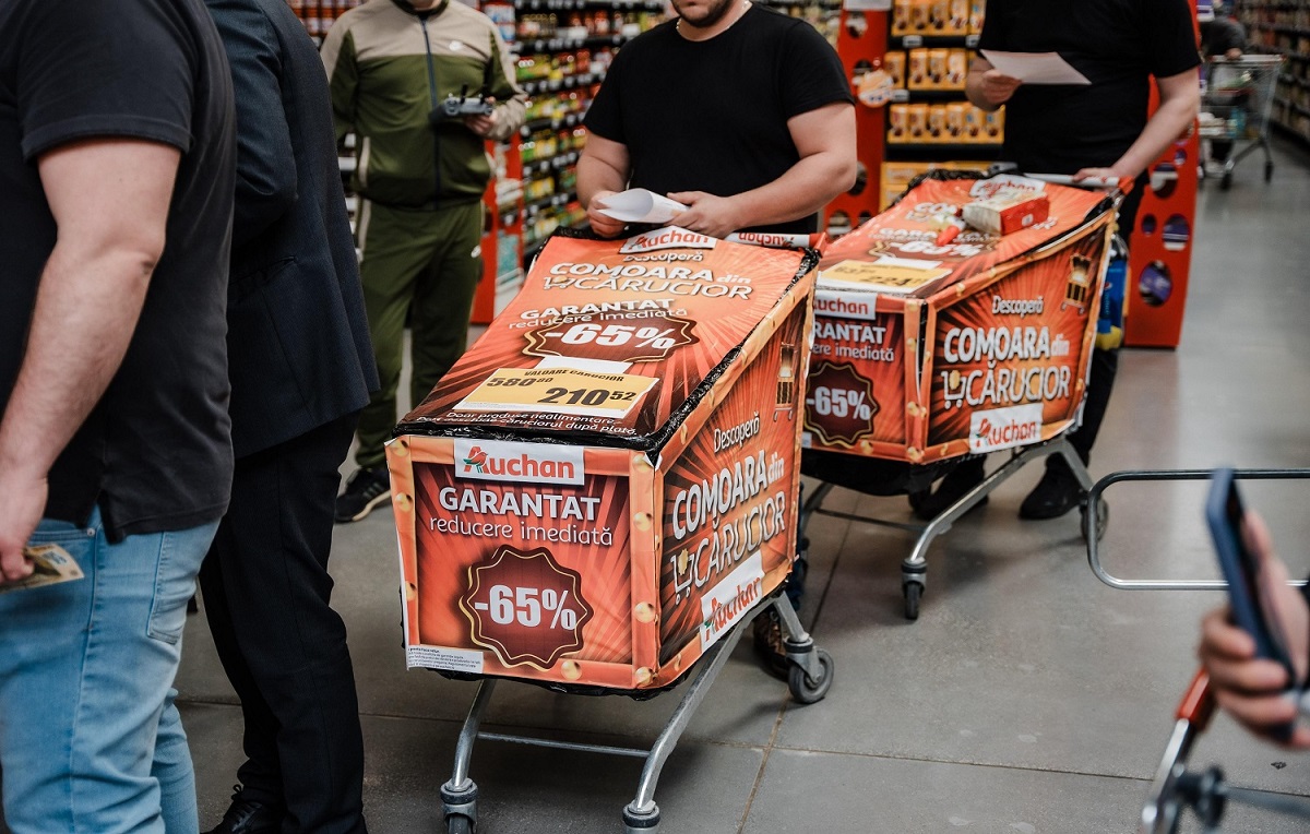 Un român a cumpărat 5 cărucioare-surpriză de la Auchan cu produse la -65% reducere pe loc. Cea mai mare reducere, 2.250 de lei!