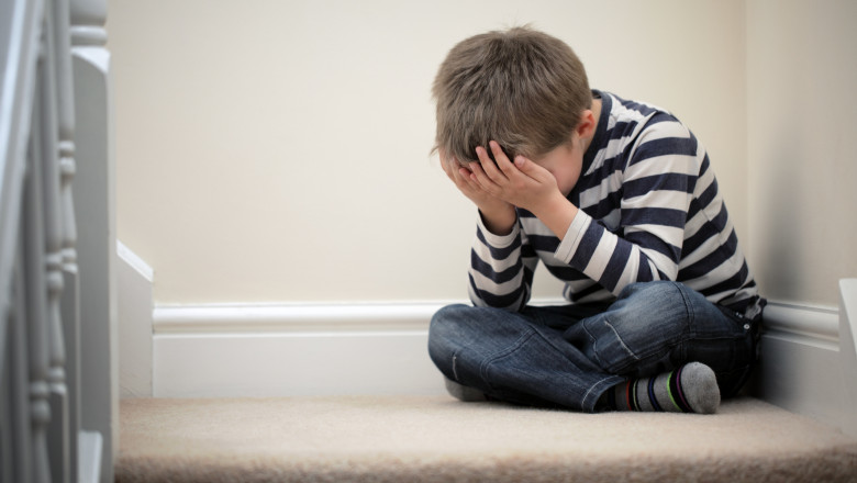 Educatoare din Ploieşti, înregistrată în timp ce ameninţa un copil cu violența fizică: „Punem toată clasa să te bată!”