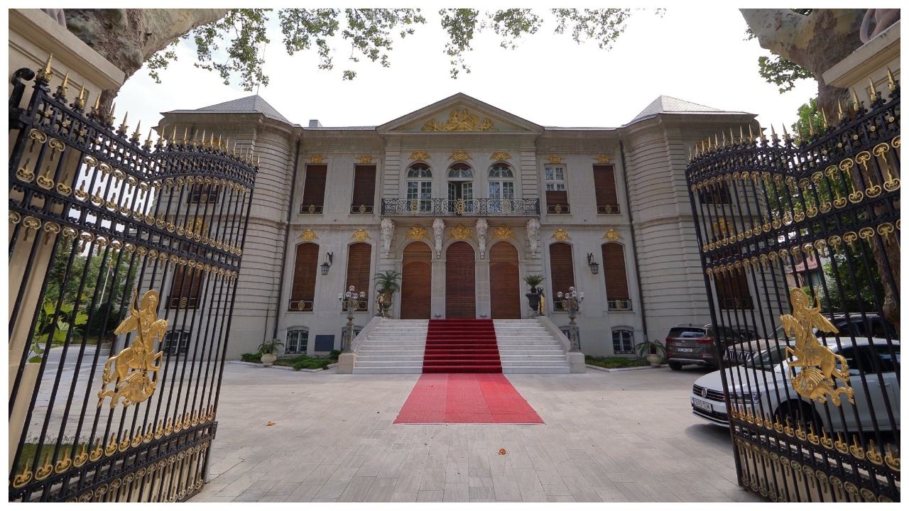 Celebrul palat al lui Gigi Becali a fost scos la vânzare în secret. Cu ce sumă se vinde