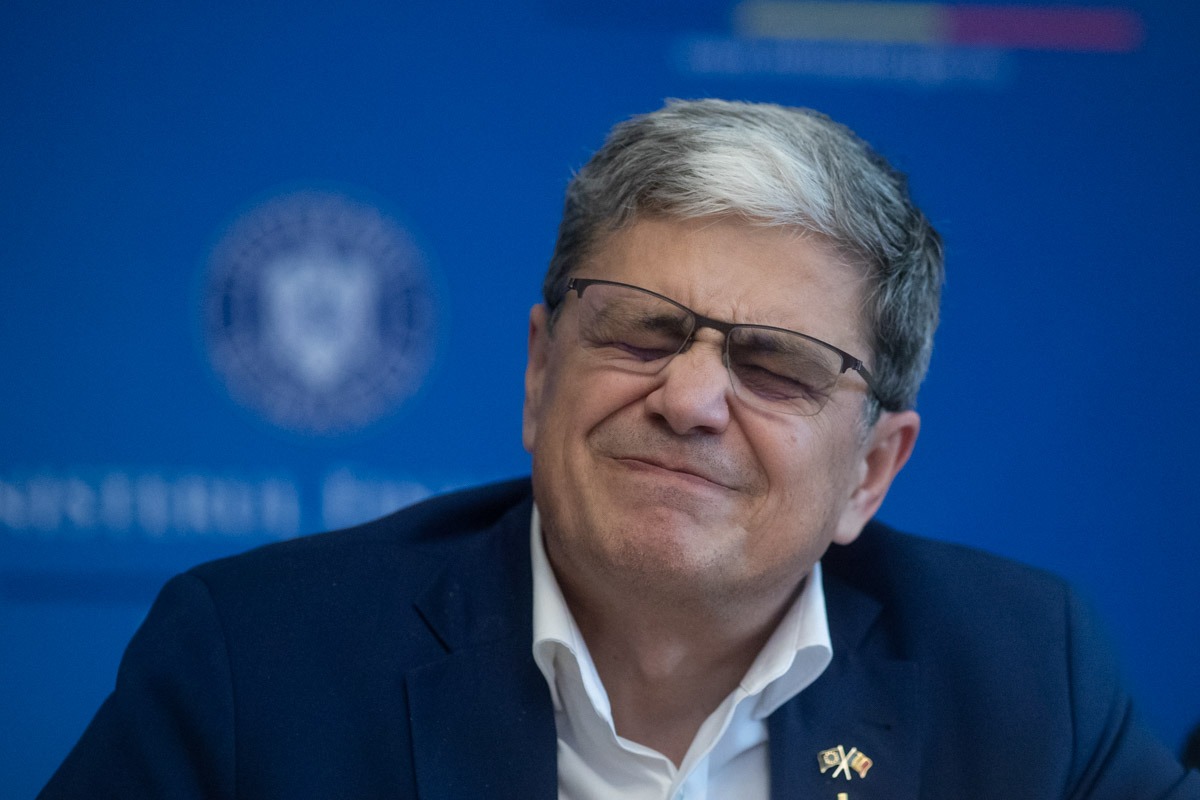Ministrul Finanţelor, Marcel Boloş, admite posibilitatea îngheţării salariilor în sistemul bugetar