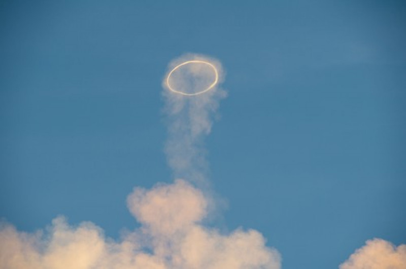 Spectacol deosebit pe cerul Siciliei. Vulcanul Etna aruncă în aer cercuri de fum aproape perfecte. Cum se explică fenomenul