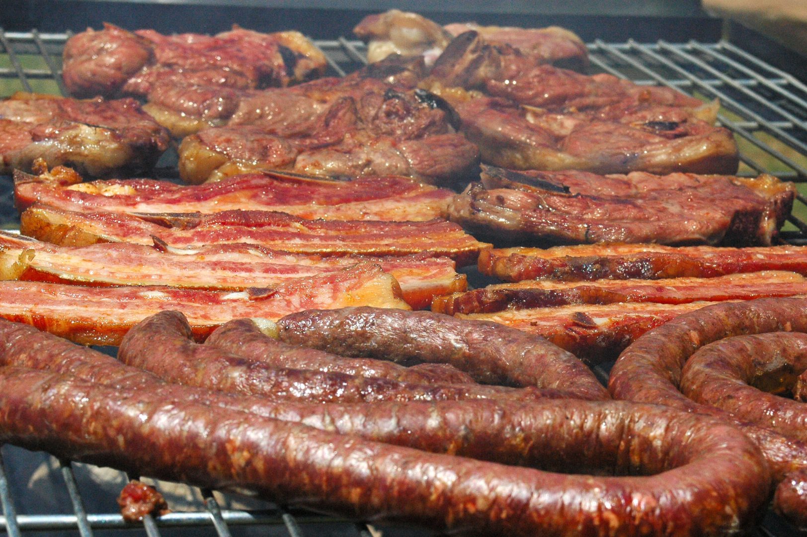 Cât costă micii, ceafa de porc și cârnații pentru grătar la LIDL, Kaufland și Auchan înainte de 1 Mai