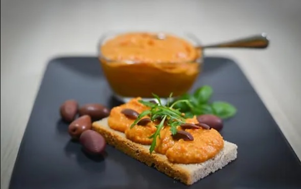 Rețetă de pateu din linte și ardei roșu. Un aperitiv de post extrem de delicios și ușor de preparat
