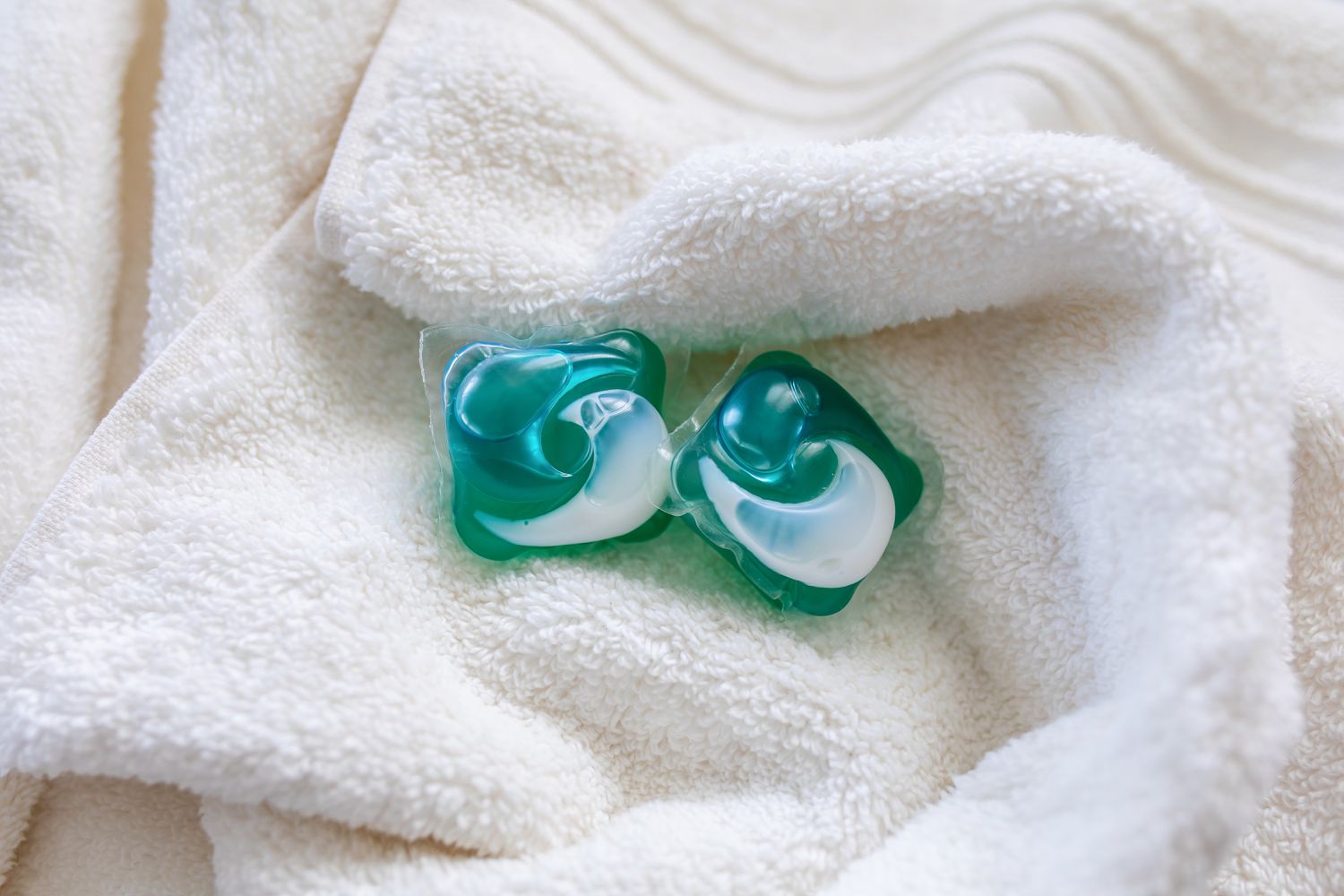 De ce să nu mai pui capsule de detergent în mașina de spălat. Mulți le folosesc, dar puțini știu ce dăunătoare sunt