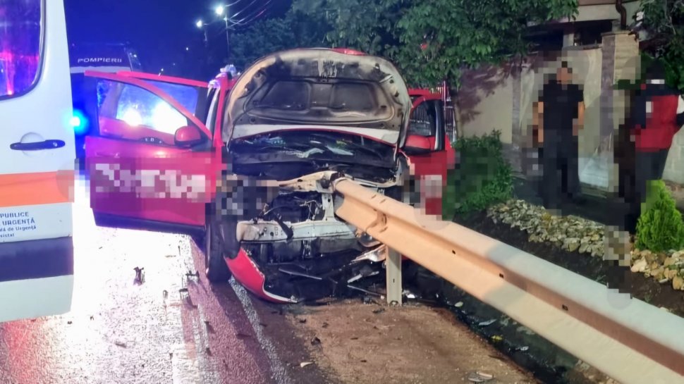 Accident mai rău ca în filmele de groază în Teleorman! Un Logan a fost străpus complet de o balustradă! Imagini șocante