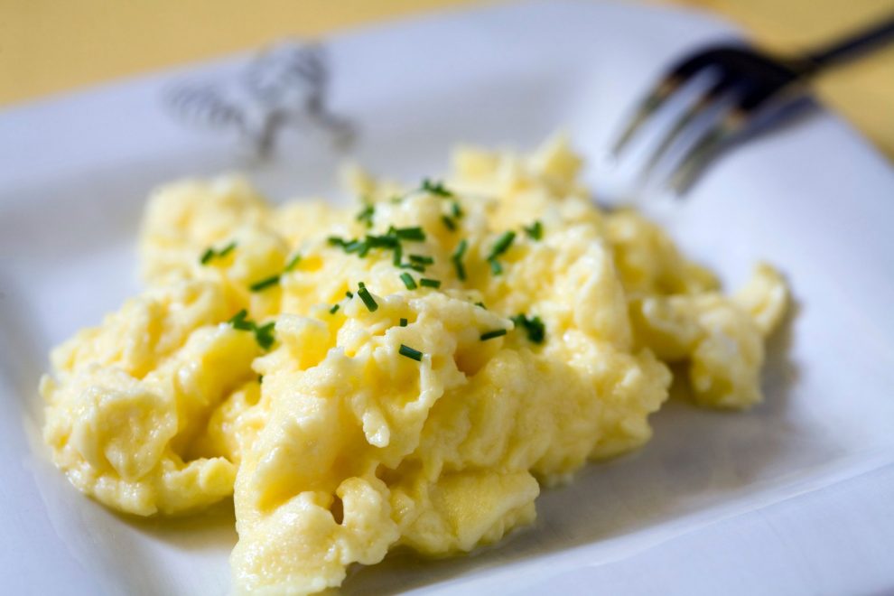 Ce ingredient nu ar trebui niciodată pus în omletă. Mulți români îl folosesc fără să știe că e greșit