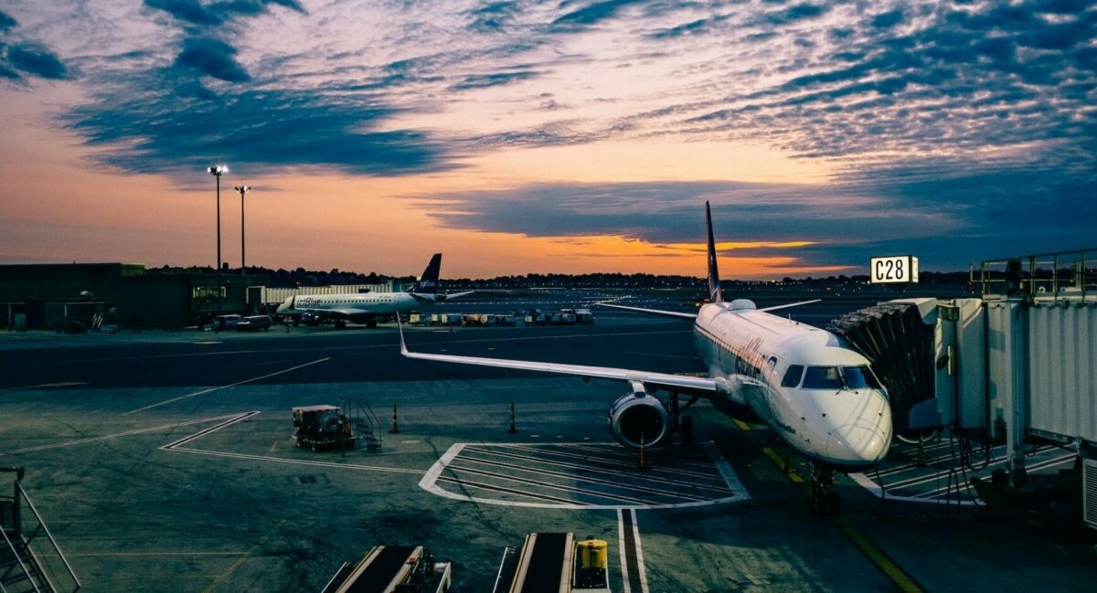 Taxa care va crește prețul biletelor de avion. Turiștii vor fi nevoiți să plătească bani în plus