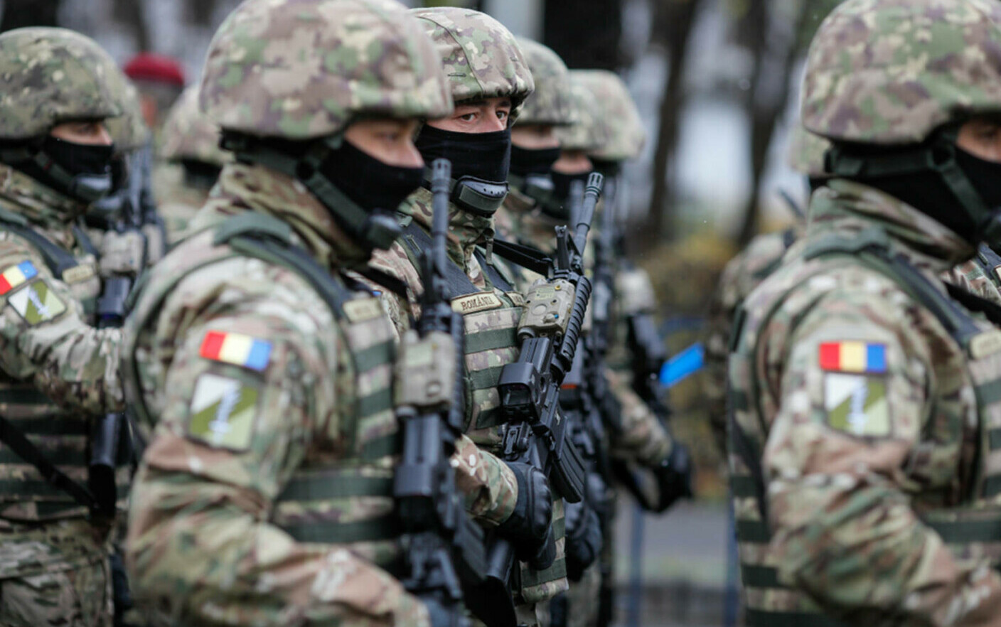 Armata obligatorie timp de şase luni. Noi detalii din proiectul care îi vizează pe toţi tinerii de 18-26 de ani