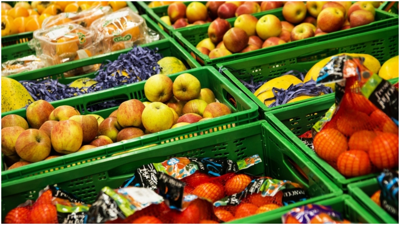 Ce ascund codurile lipite pe alimente în supermarket. Cum îți dai seama ce fructe și legume sunt proaspete