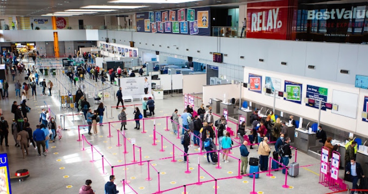 Haos pe aeroportul din Cluj-Napoca. Zeci de pasageri au ratat zborul din cauza unei defecțiuni a sistemului de scanare a bagajelor